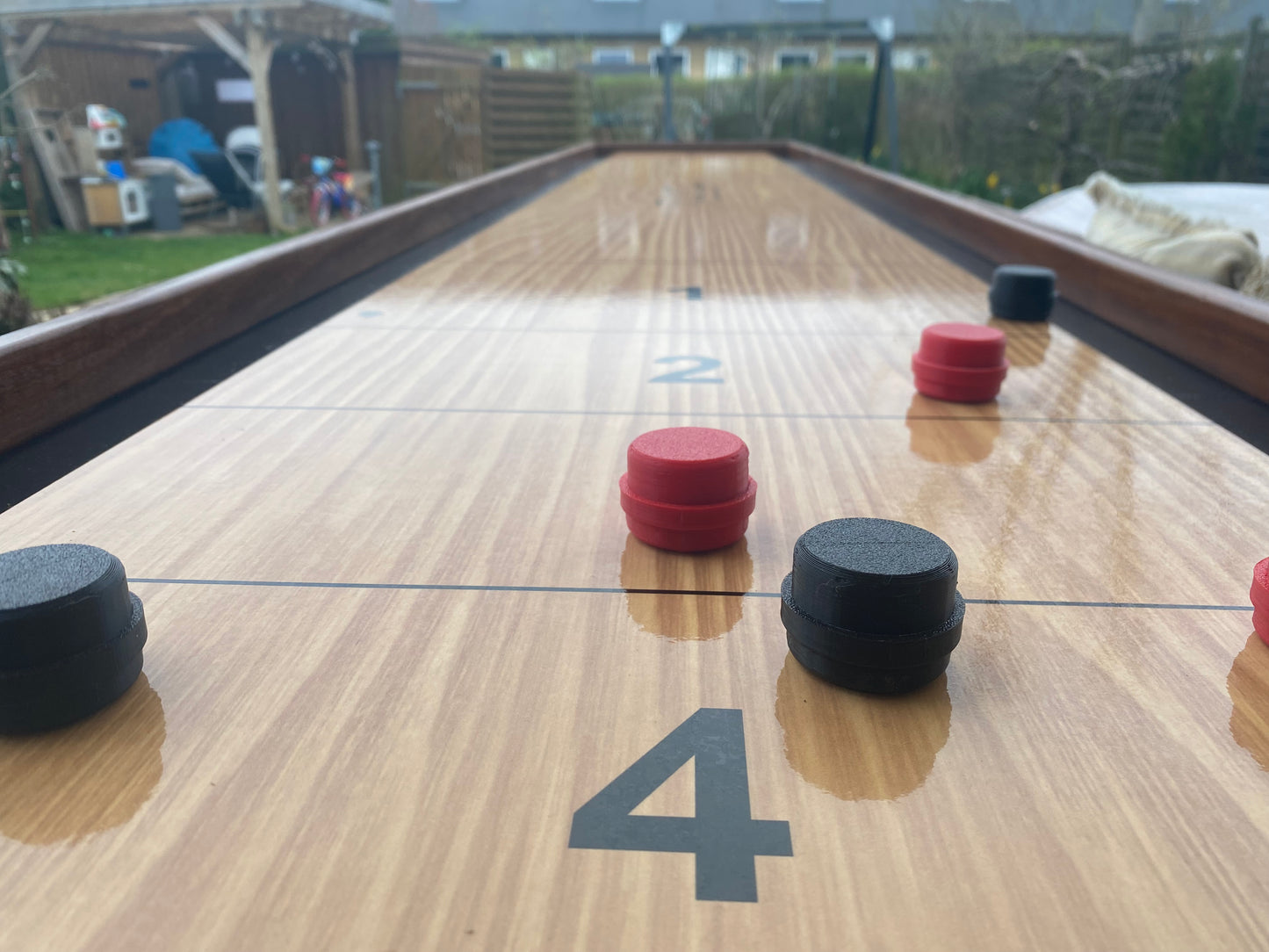 Premium Shuffleboard - i dansk design og med foldbare ben