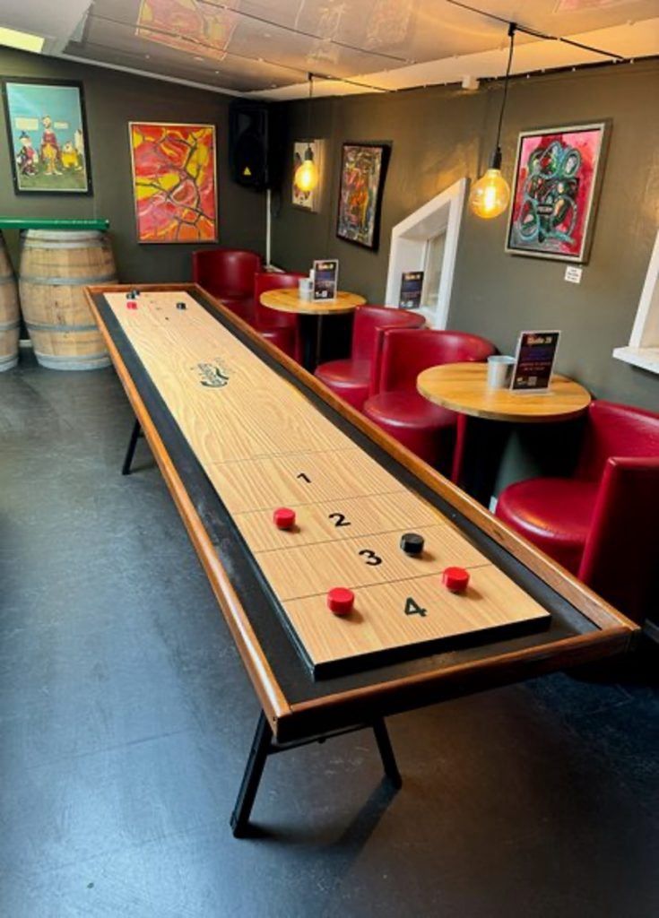 Premium Shuffleboard - i dansk design og med foldbare ben
