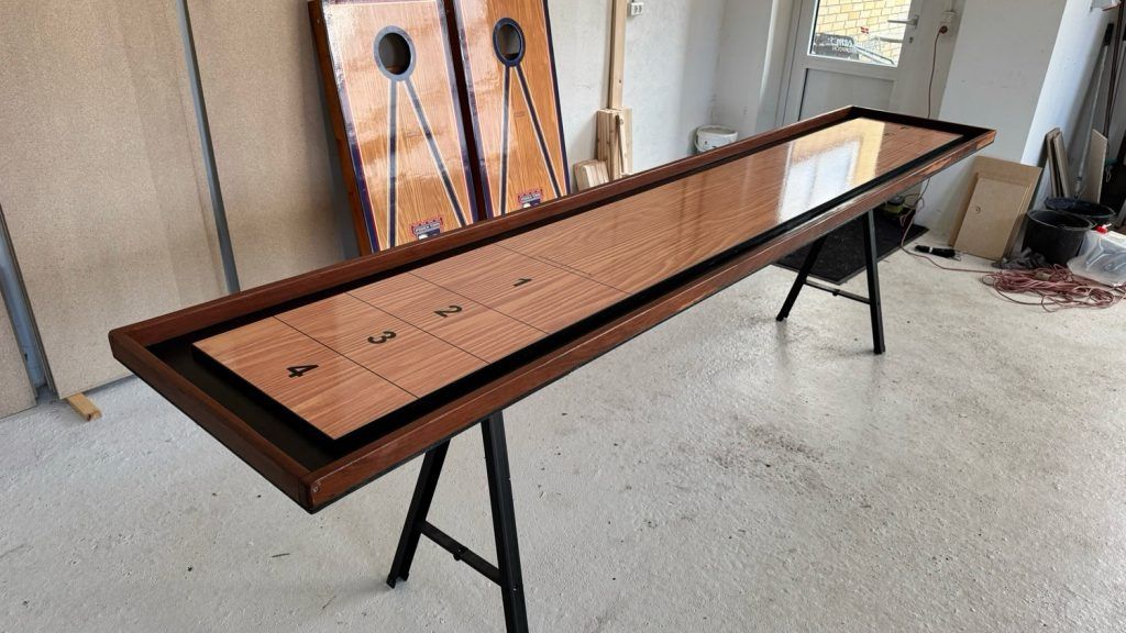 Premium Shuffleboard - i dansk design og med foldbare ben